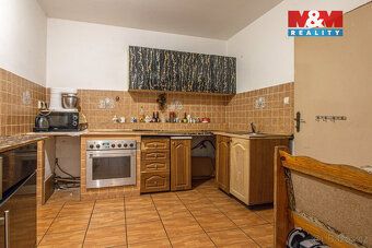 Nabízíme k prodeji prostorný rodinný dům se zahradou 5971 m²