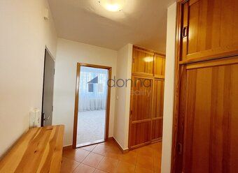 Nabízíme k pronájmu pěkný byt 3+kk, o ploše 75m2, ve zvýšené