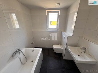 + zálohy na energie a služby v domě 2.300,-Kč/měsíc, elektři