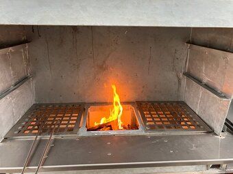 Nově vznikající síť fast food na dřevěném grilu hledá franší