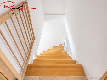 Exkluzivně nabízíme k prodeji řadový rodinný dům 5+kk s podk