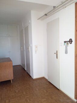 Nabízím k dlouhodobému pronájmu byt 60 m2 v bytovém domě o d