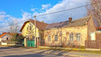 We offer for sale a former farmstead including two family houses and extensive agricultural buildings, situated on…