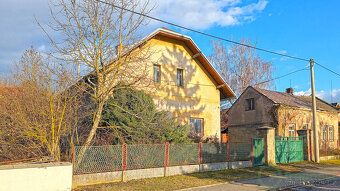 We offer for sale a former farmstead including two family houses and extensive agricultural buildings, situated on…