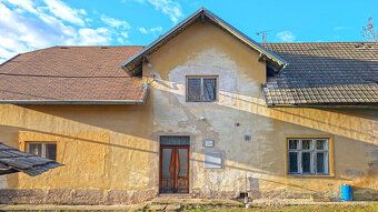 We offer for sale a former farmstead including two family houses and extensive agricultural buildings, situated on…