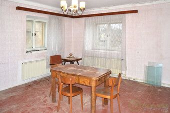 We offer for sale a former farmstead including two family houses and extensive agricultural buildings, situated on…