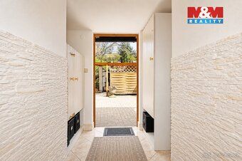 We offer for sale an apartment house with total usable area of approximately 260 sqm in a…