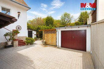 We offer for sale an apartment house with total usable area of approximately 260 sqm in a…