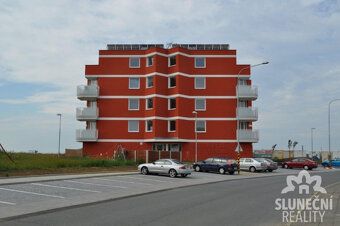 Nabízíme k pronájmu bytovou jednotku typu 2+kk s podlahovou 