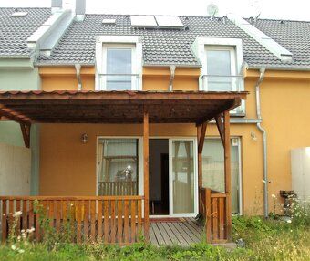 Novostavba rodinného domu s jižně orientovanou terasou, zahr