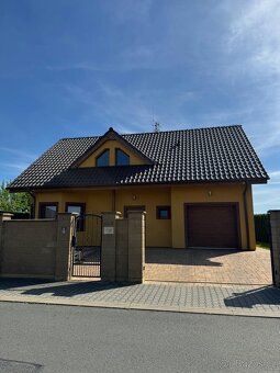 PRONÁJEM DOMU – Bašť (Praha-východ), 15 minut od Prahy
Nabíz