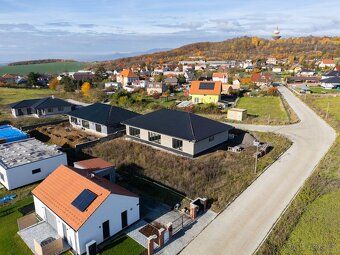In the village of Kladruby near Teplice I offer for sale a modern ground-floor family house…