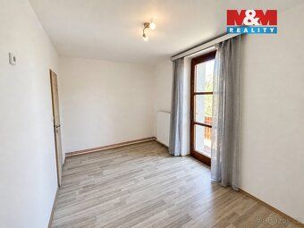 Nabízíme k pronájmu prostorný a světlý byt se zahradou o bal