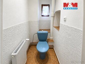Nabízíme k pronájmu prostorný a světlý byt se zahradou o bal