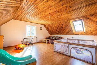 Ми пропонуємо на продаж просторий односімейний будинок у