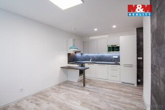 Nabízíme k dlouhodobému pronájmu útulný a prakticky řešený b