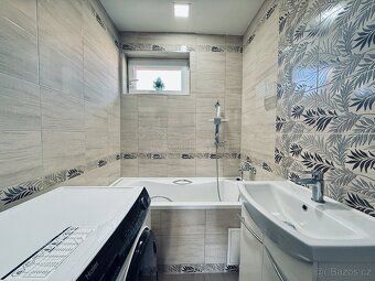 Just minutes from the highway to Prague near the royal city of Louny there is an apartment for…