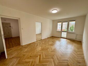 Nabízíme k pronájmu prostorný a světlý byt 3+1 o celkové vým