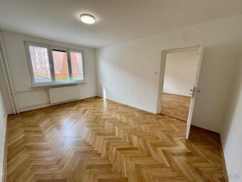 Nabízíme k pronájmu prostorný a světlý byt 3+1 o celkové vým