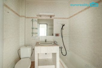We offer for sale a terraced house with 3 bedrooms and an area of approximately 70 m², located…