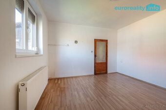 We offer for sale a terraced house with 3 bedrooms and an area of approximately 70 m², located…