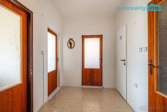 We offer for sale a terraced house with 3 bedrooms and an area of approximately 70 m², located…