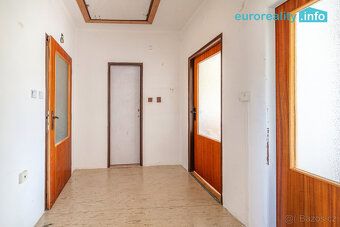 We offer for sale a terraced house with 3 bedrooms and an area of approximately 70 m², located…