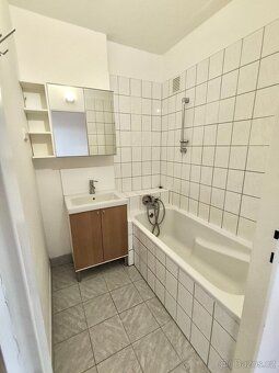 Nabízíme k pronájmu prostorný byt o dispozici 3+kk a celkové
