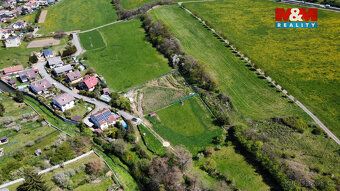 K prodeji svažitý pozemek o celkové rozloze 2091 m2, který n