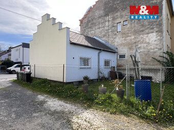 We offer for sale a two-car garage with garden featuring great investment potential and…