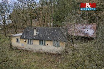 We offer for sale an ample building plot of 6,197 sqm in a quiet part of the village of Kařez…