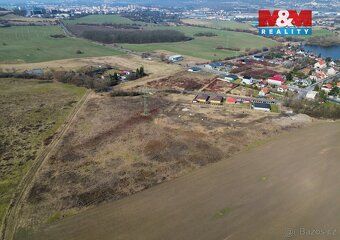 We offer for sale a plot of land measuring 29,264 m² located in the outskirts of the village of Srbice.