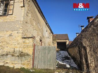 Family house for reconstruction in a quiet part of the village Pnětluky.
Offering