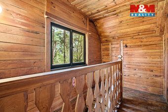 Chata, kam přijedete a zpomalíte. Les kolem vás, minimum sou