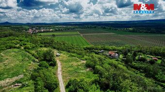 We offer for sale a plot of land measuring 21,999 m² on the outskirts of the village