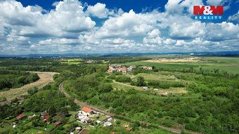 We offer for sale a plot of land measuring 21,999 m² on the outskirts of the village