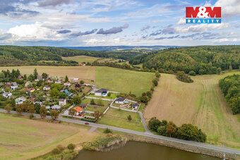 Nabízíme k prodeji pozemek k bydlení o rozloze 1009 m², kter