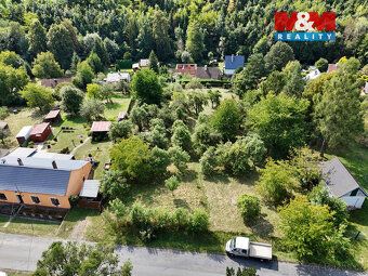 We offer for sale a building plot of 1,303 m² in the village of Ptenský Dvorek near Prostějov.