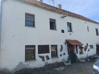 Whether you're looking for housing, an investment or a combination of both, this property offers many options.