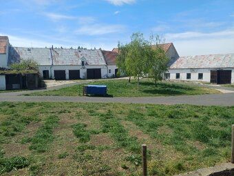 Whether you're looking for housing, an investment or a combination of both, this property offers many options.