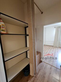 Nabízíme k pronájmu byt 1+kk na Slámově ul. v Opavě. V bytě 