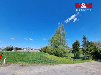 We offer for sale a flat and sunny building plot of area