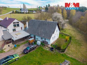 Sale of family house in village Nekoř with extensive land plots. Self