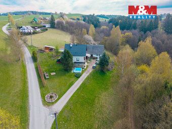 Sale of family house in village Nekoř with extensive land plots. Self