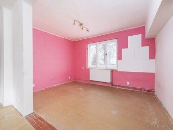 For sale: 5 bedroom house with potential in Gručovice Offering for sale is a spacious family home of approx.