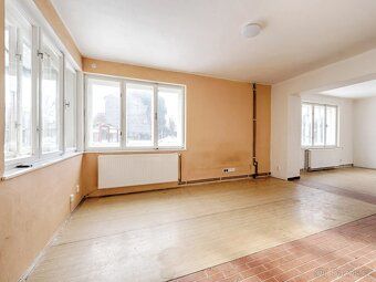 For sale: 5 bedroom house with potential in Gručovice Offering for sale is a spacious family home of approx.