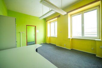Nabízíme k pronájmu rozsáhlou komerční budovu v Broumově, na