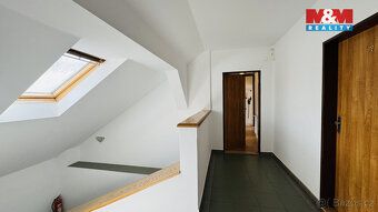 Nabízíme k pronájmu světlý podkrovní byt o dispozici 2+kk a 