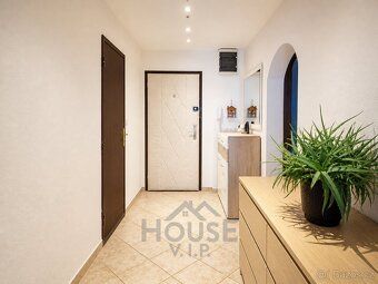 Registration No. 01595 We now offer for sale a practical and spacious apartment