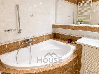 Registration No. 01595 We now offer for sale a practical and spacious apartment